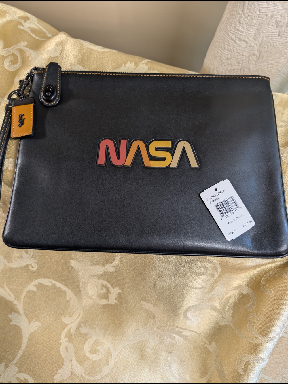 Turnlock Wristlet 30
With Space Patch